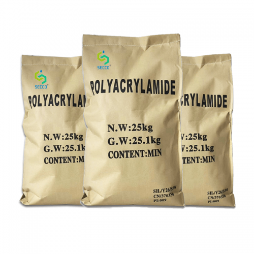 Cleaning plastic produced by sewage treatment using polyacrylamide and